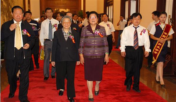 全國政協副主席錢正英（左一）、十五屆中央委員顧秀蓮（左三）、國務院扶貧主任，政協常委胡富國（左一）、北方汽車專修學校曹振峰董事長（右一）在人民大會堂共同出席北方學校七千萬扶貧工程