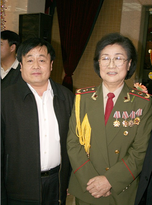 全國一級演員，政協委員馬玉濤（右一）與曹振峰同志合影